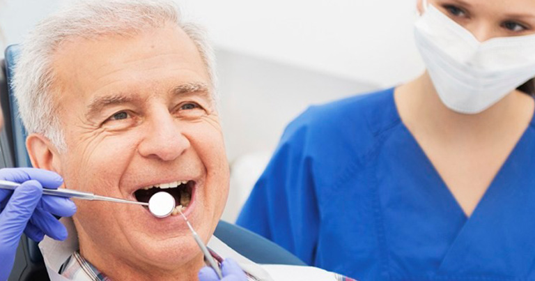 Cómo avanzar en el cuidado dental para personas mayores