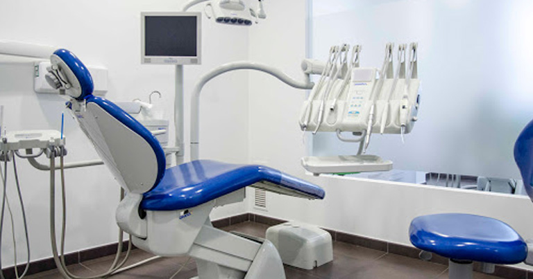 ¿Cómo era el primer sillón dental y quién lo inventó?