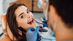 Microabrasi&oacute;n dental: una t&eacute;cnica efectiva para mejorar la est&eacute;tica del esmalte